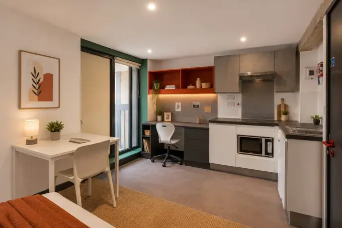 18A-Bigger-Studio-Beton-House-living-space.webp